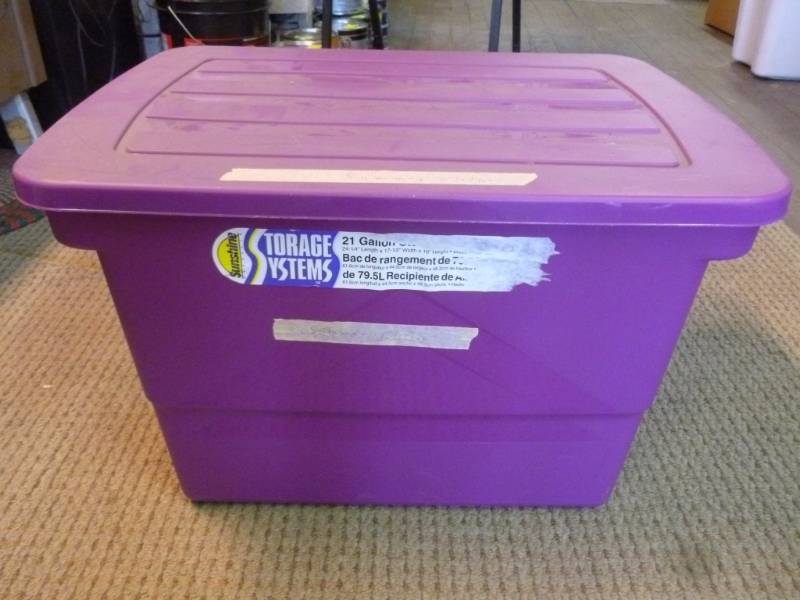 lot 8 image: Storage Tote