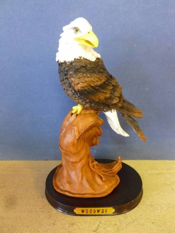 lot 11 image: Collectible Eagle Decoration