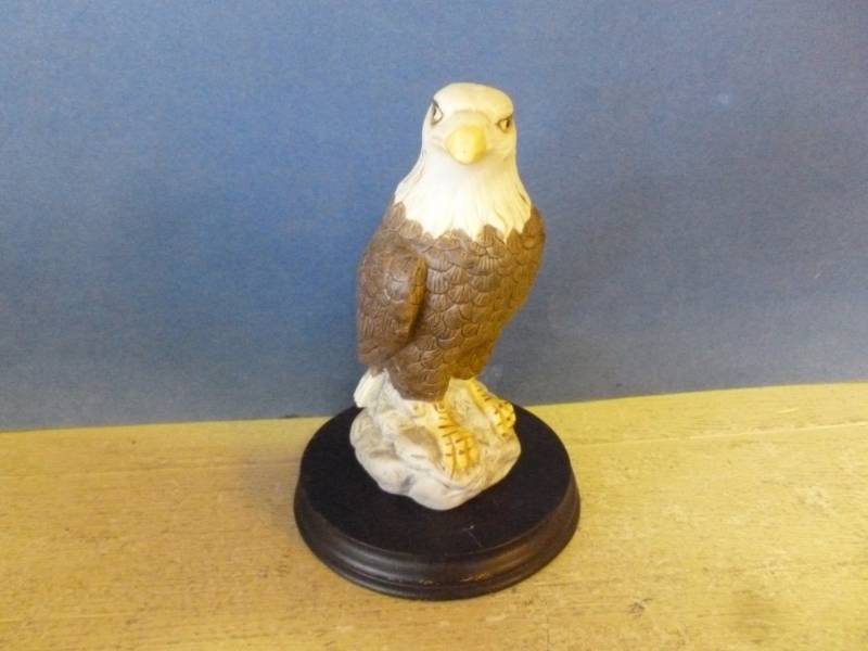 lot 12 image: Collectible Eagle Decoration
