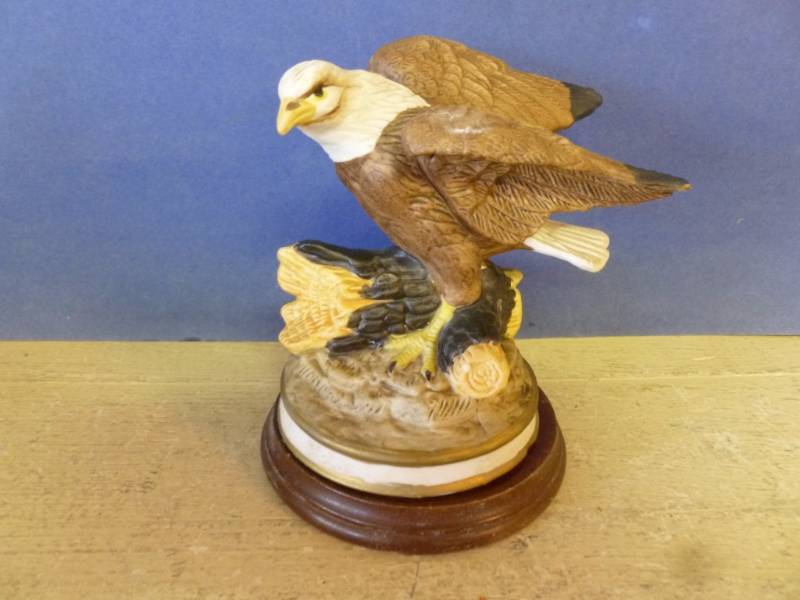 lot 13 image: Collectible Eagle Decoration
