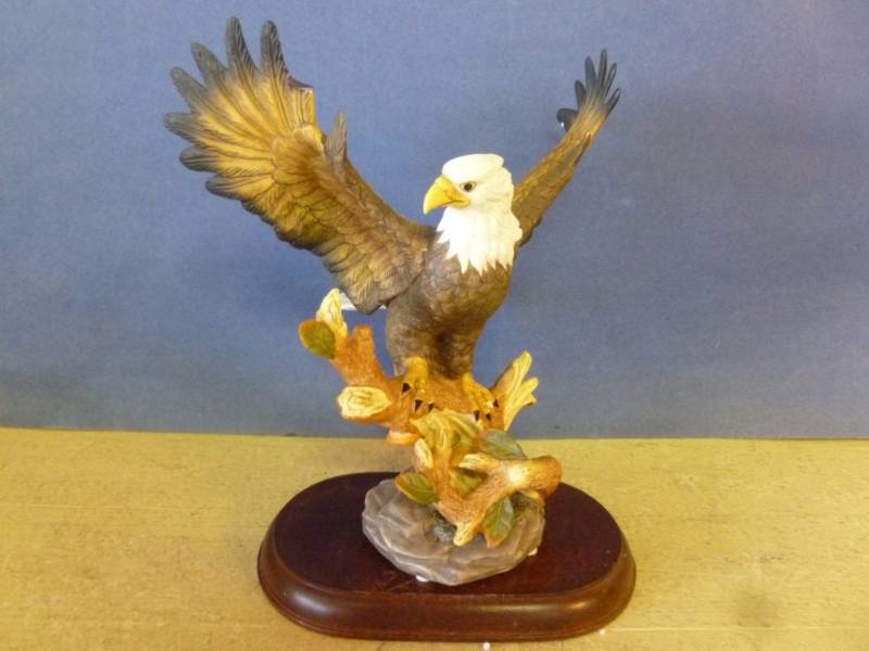 lot 14 image: Collectible Eagle Decoration