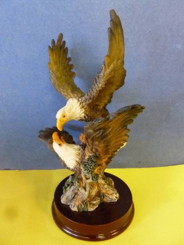 lot 17 image: Collectible Eagle Decoration