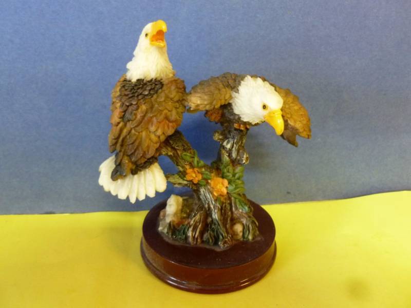 lot 21 image: Collectible Eagle Decoration