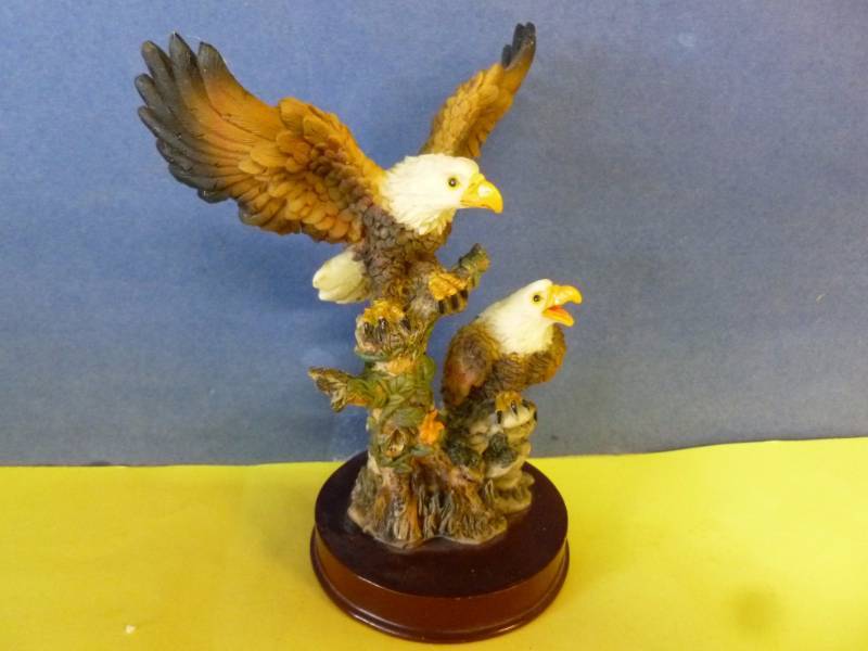lot 22 image: Collectible Eagle Decoration