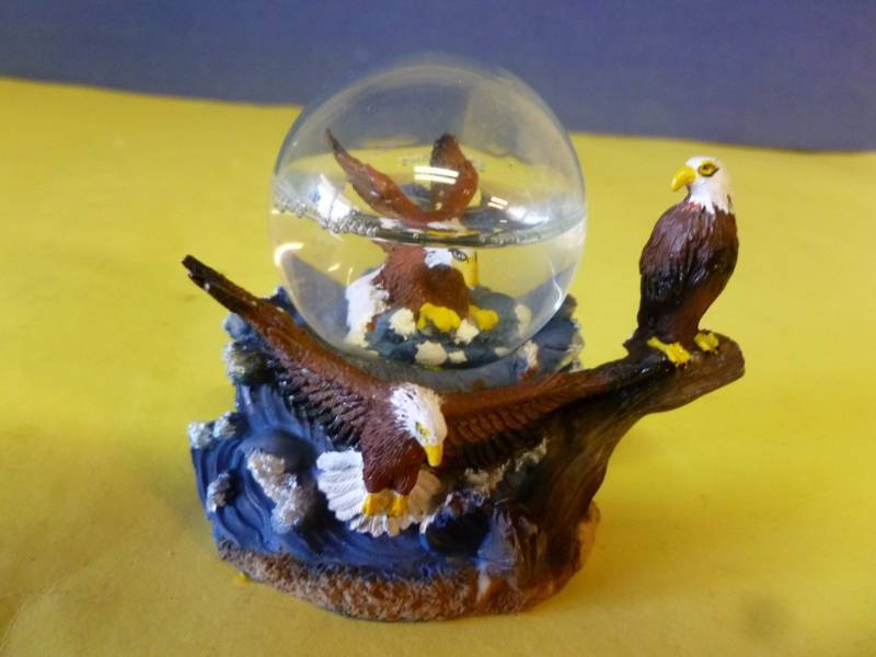 lot 32 image: Eagle Decoration