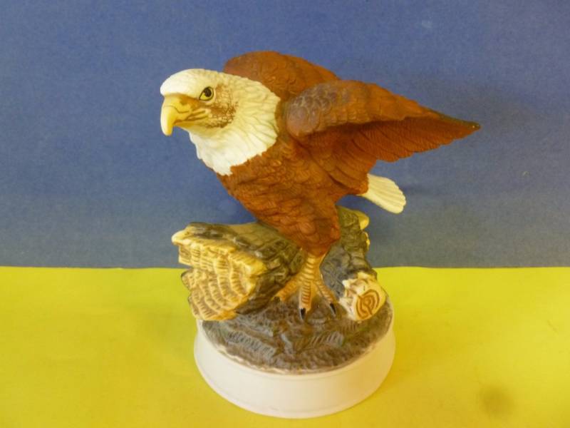 lot 33 image: Collectible Eagle Decoration