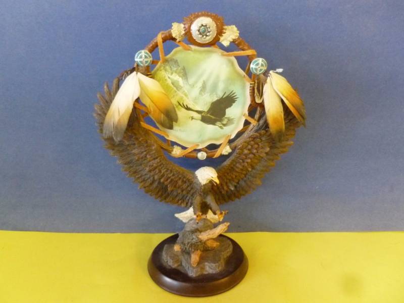 lot 34 image: Collectible Eagle Decoration