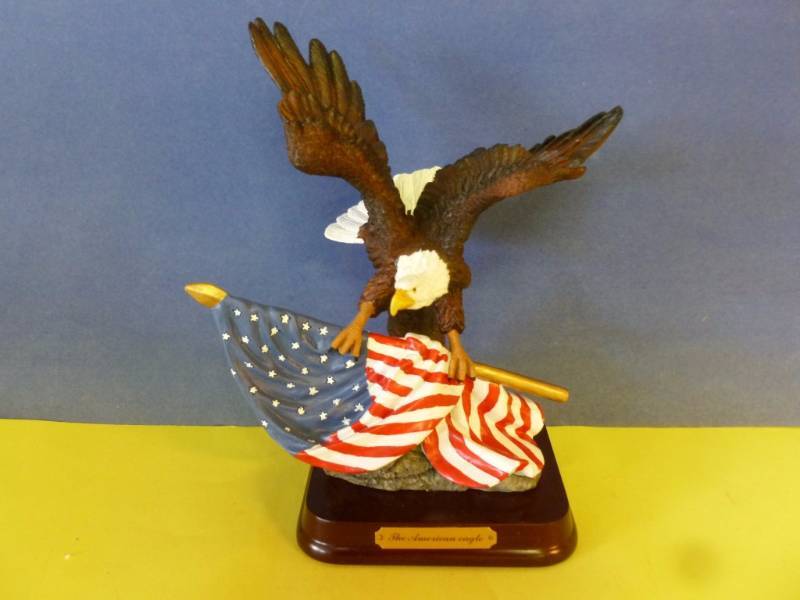 lot 36 image: Collectible Eagle Decoration