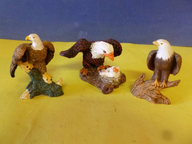 lot 44 image: Eagle Decoration