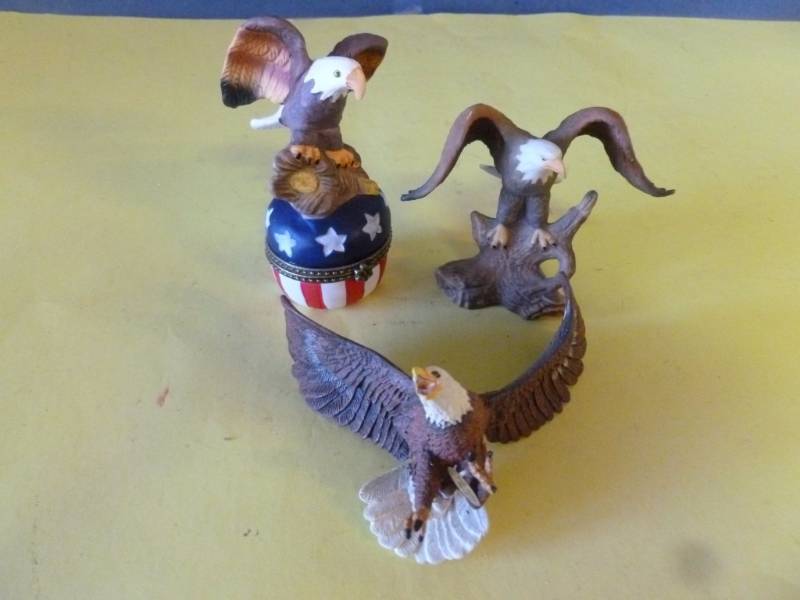 lot 46 image: Eagle Decoration