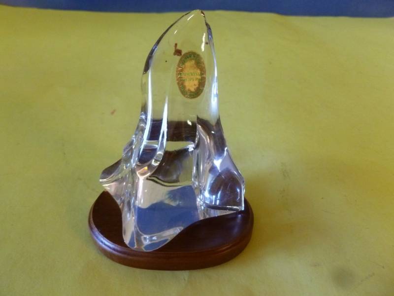 lot 55 image: Lead Crystal Decoration