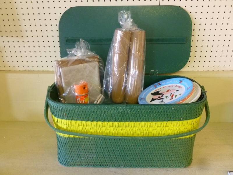 lot 110 image: Vintage Picnic Basket