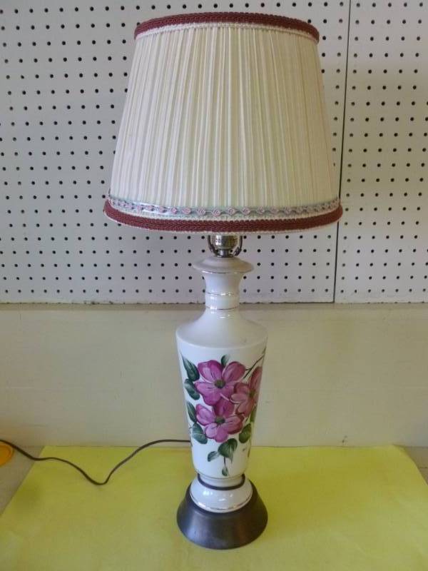 lot 126 image: Vintage Lamp