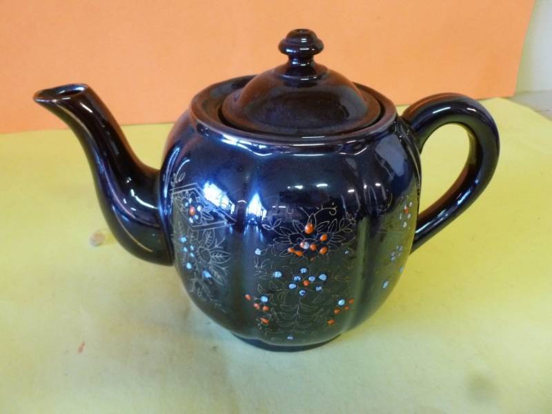 lot 141 image: Tea Pot