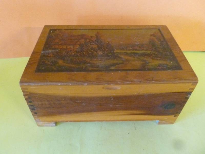 lot 199 image: Vintage Cedar Box