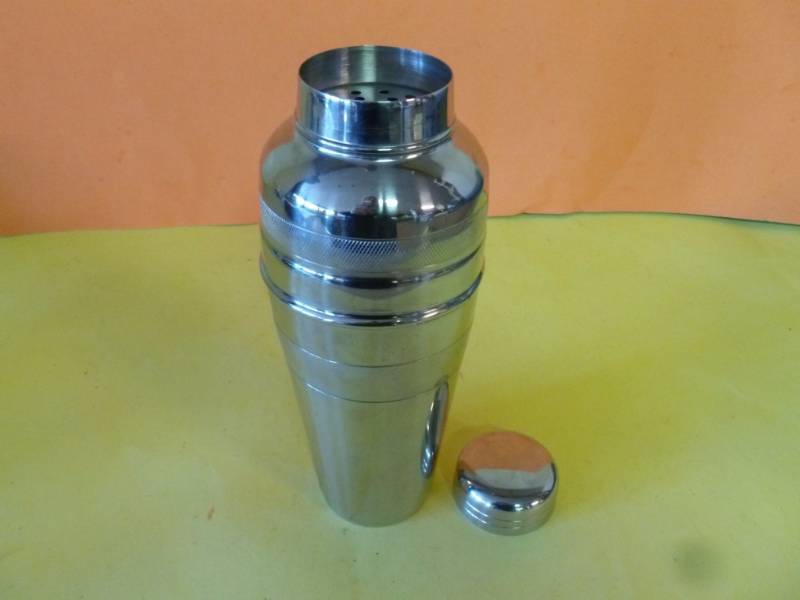 lot 210 image: Beverage Shaker Bottle