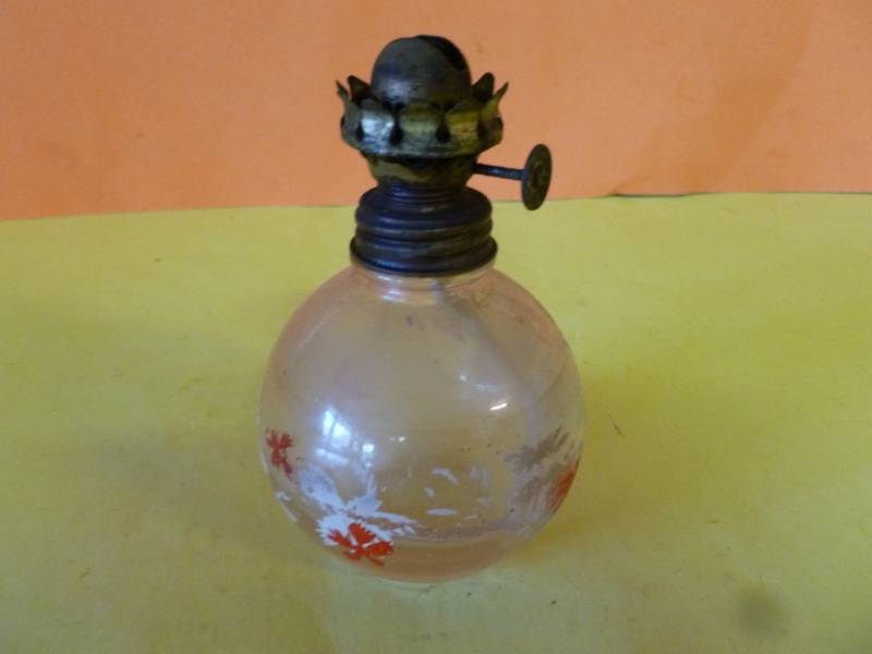 lot 225 image: Vintage Oil Lamp