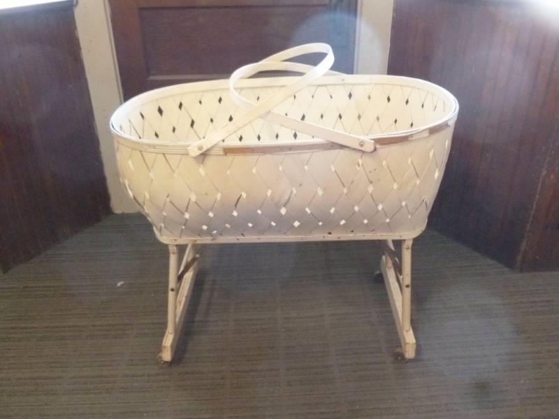 lot 250 image: Vintage Bassinet
