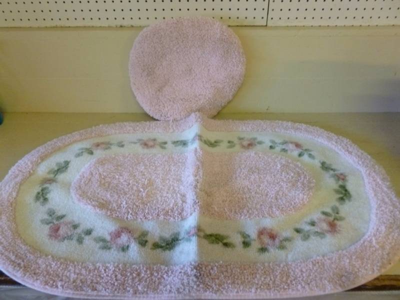 lot 283 image: Bathroom Rugs