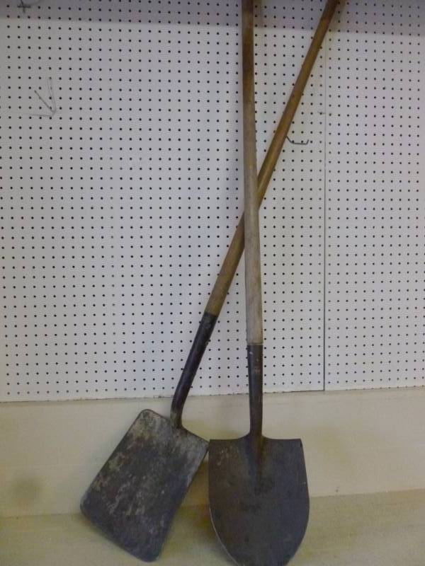 lot 315 image: Shovels