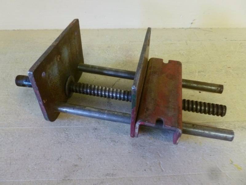 lot 355 image: Vise