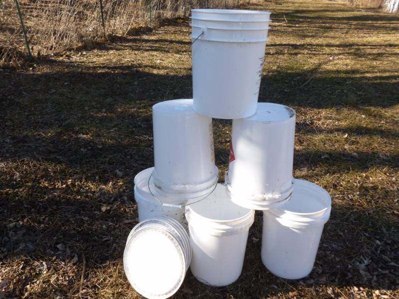 lot 370 image: Pails