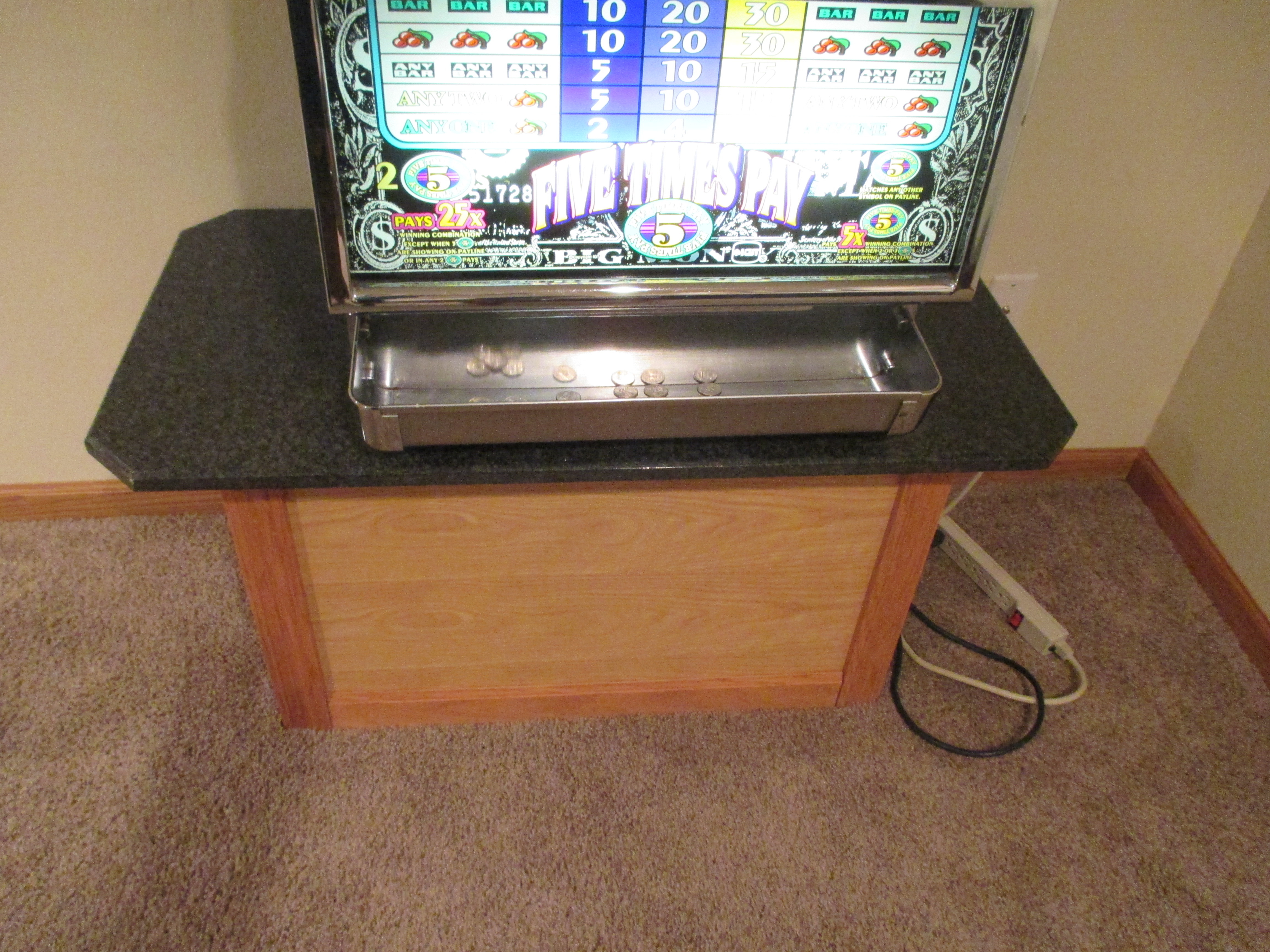 lot 4 image: Slot Machine