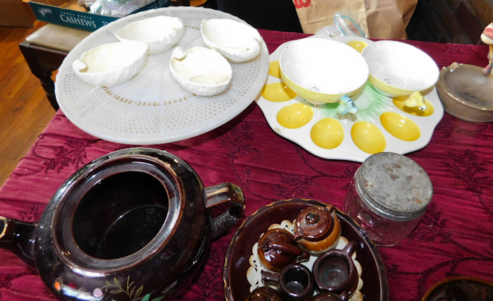 lot 115 image: vintage kitchen decorative collectible items