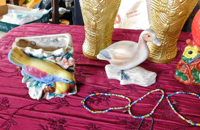 lot 122 image: decorative collectible items