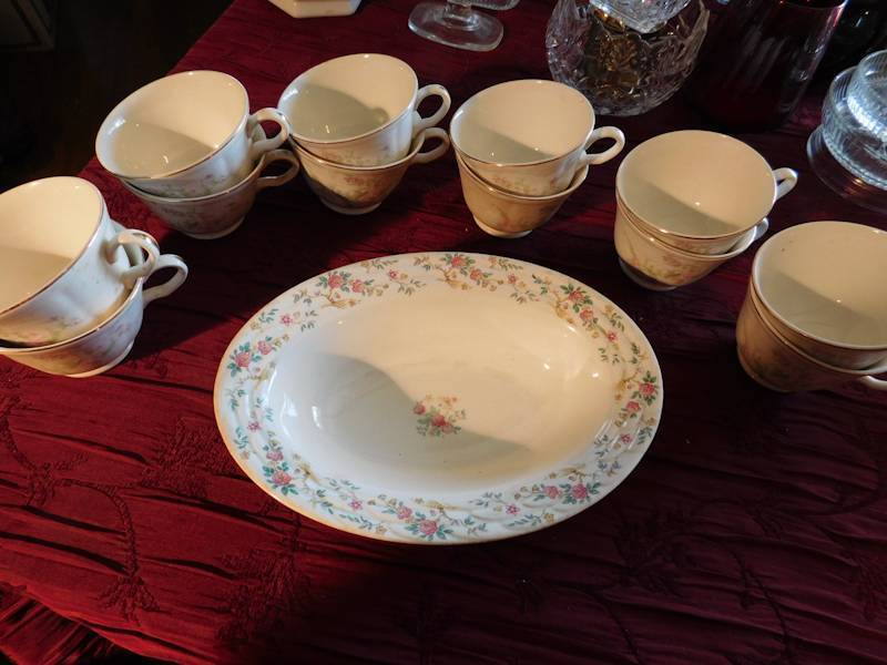 lot 147 image: 12 unmarked china cups and a matching bowl