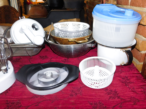 lot 151 image: kitchen items food processor, colanders pineapple slicer and more