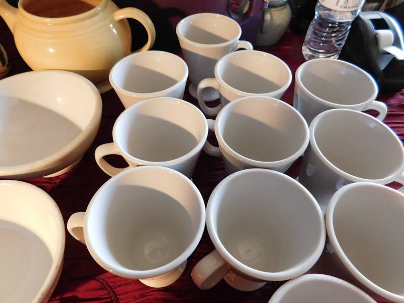 lot 172 image: large lot of unmarked ceramic dinnerware items