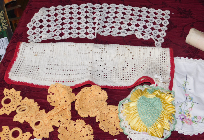 lot 210 image: lot of decorative linens