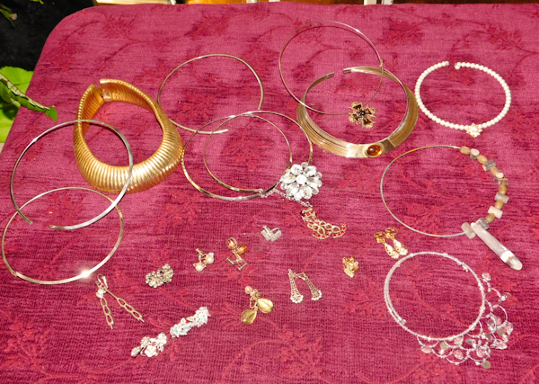 lot 10 image: Jewelry lot earrings, chokers and more