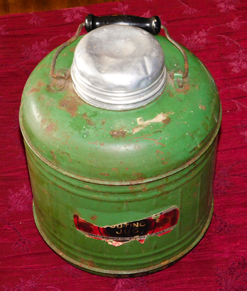 lot 23 image: Knapp-Monarch Co. Hunting Jug keeps foods or liquids Hot or Cold.