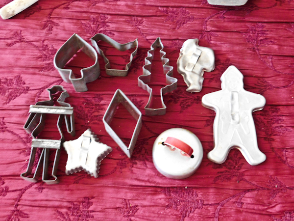 lot 47 image: vintage cookie cutters