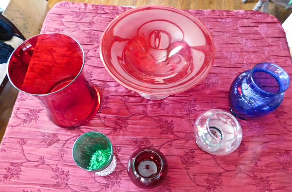 lot 53 image: lot of colorful glass items