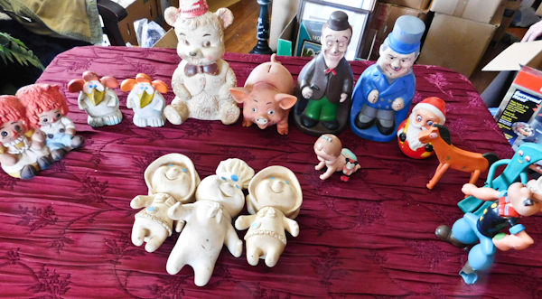 lot 60 image: more vintage toys and banks