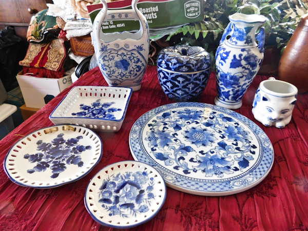 lot 62 image: lot of blue and white porcelain items