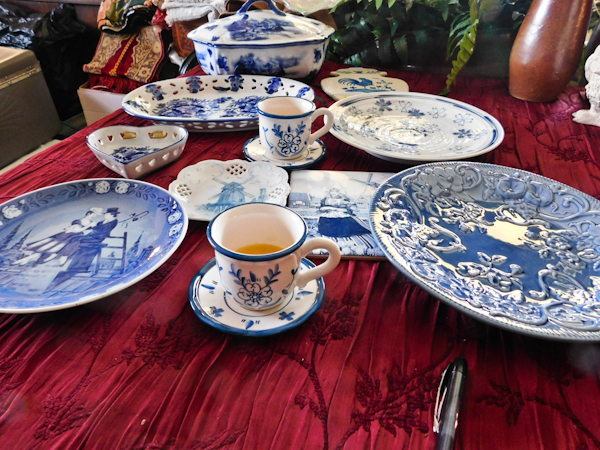 lot 63 image: more blue and white porcelain items