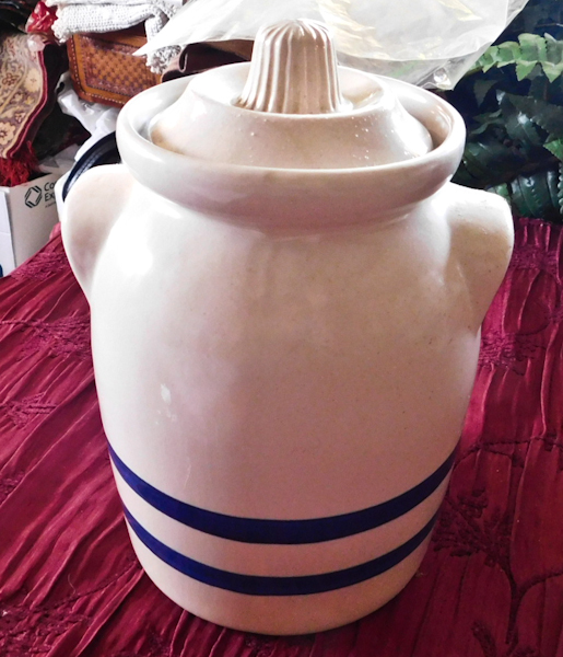 lot 68 image: Robinson Ransbottom  Stoneware lidded canister crock 2 qt with handles