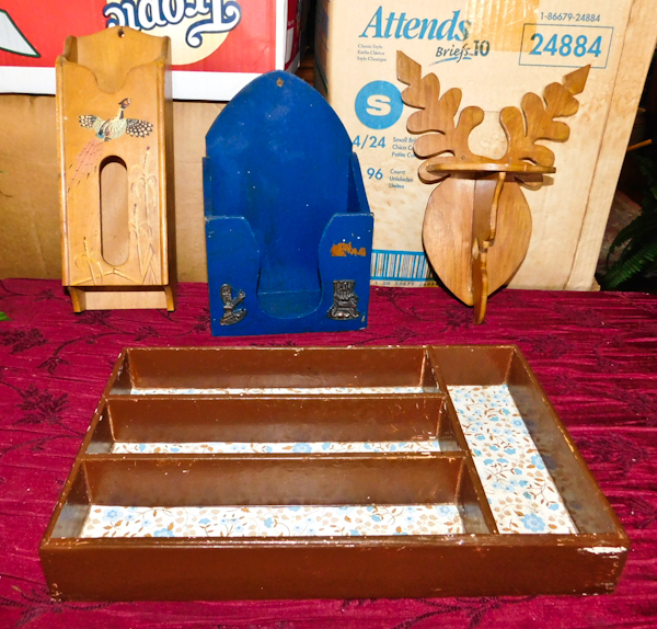 lot 85 image: wooden decor items a shelf a tray and two small holders