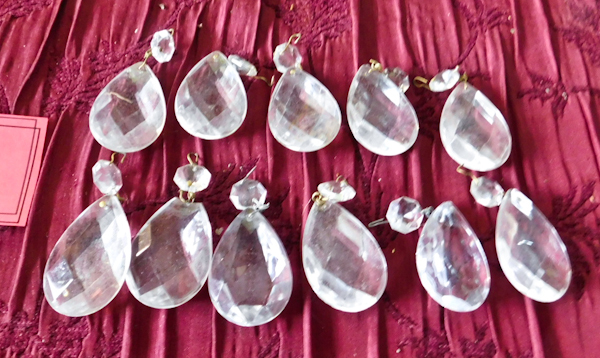 lot 97 image: 11 clear lamp hanging pendant drops