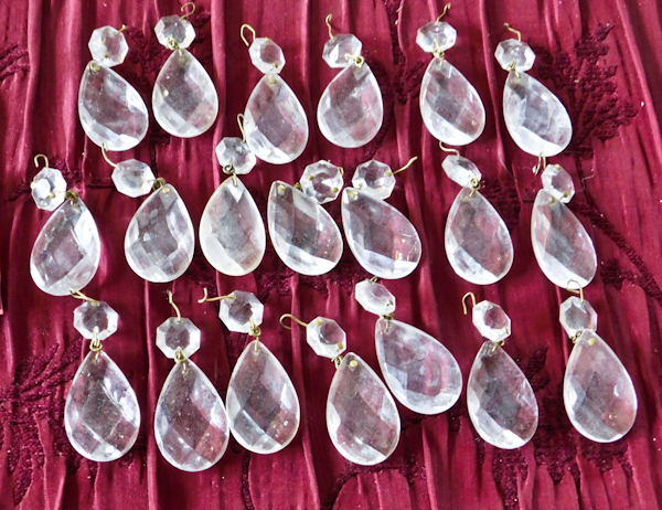 lot 98 image: 20 clear lamp hanging pendant drops
