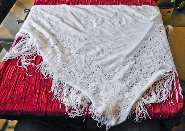 lot 100 image: white shawl shoulder wrap, table kitchen linens and toaster covers