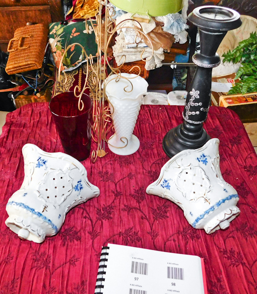lot 104 image: Decorative items planters and candle holders