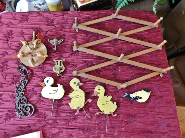 lot 120 image: chicken pecking toy and several wall decor items
