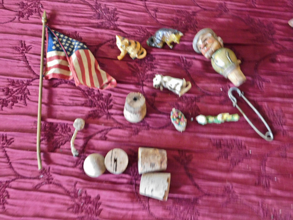 lot 125 image: several cool small miniature items