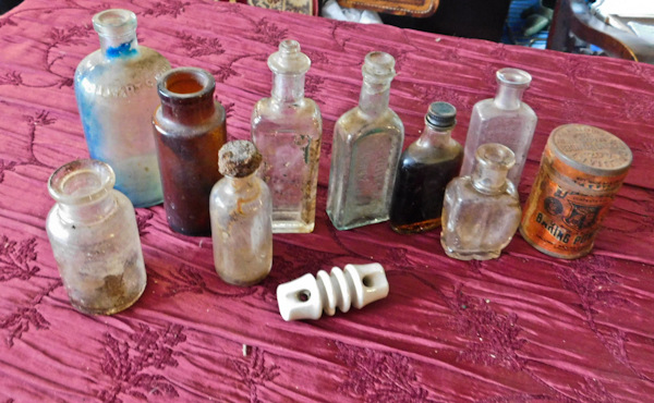 lot 133 image: Vintage Calumet baking powder tin and vintage bottles