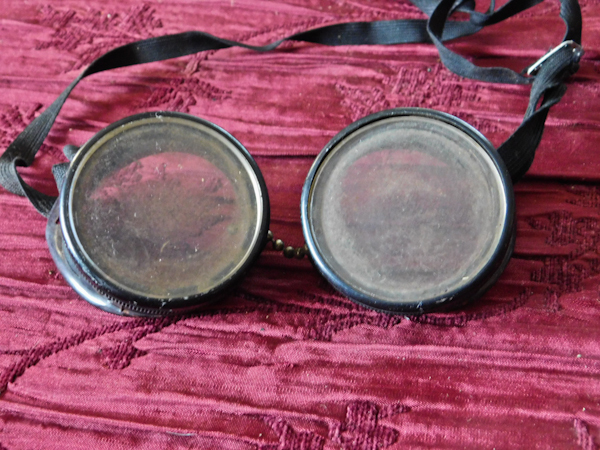 lot 138 image: vintage goggles